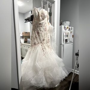 Maggie Sottero Wedding Dress!
Dress is a size 4 to 6